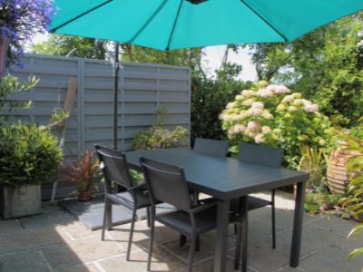 Jak zaaranżować meble ogrodowe, aby uzyskać wspaniałą przestrzeń na zewnątrz?